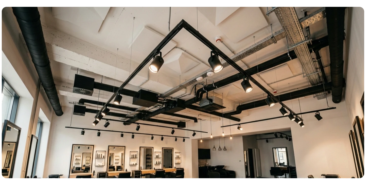 Tradycyjny sufit w salonie fryzjerskim