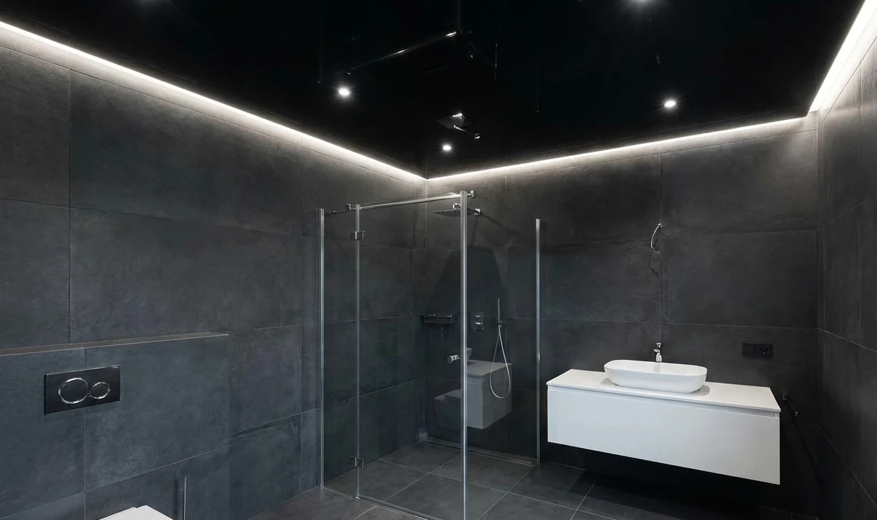 czarny sufit napinany w łazience