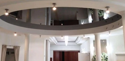 błyszczący sufit napinany