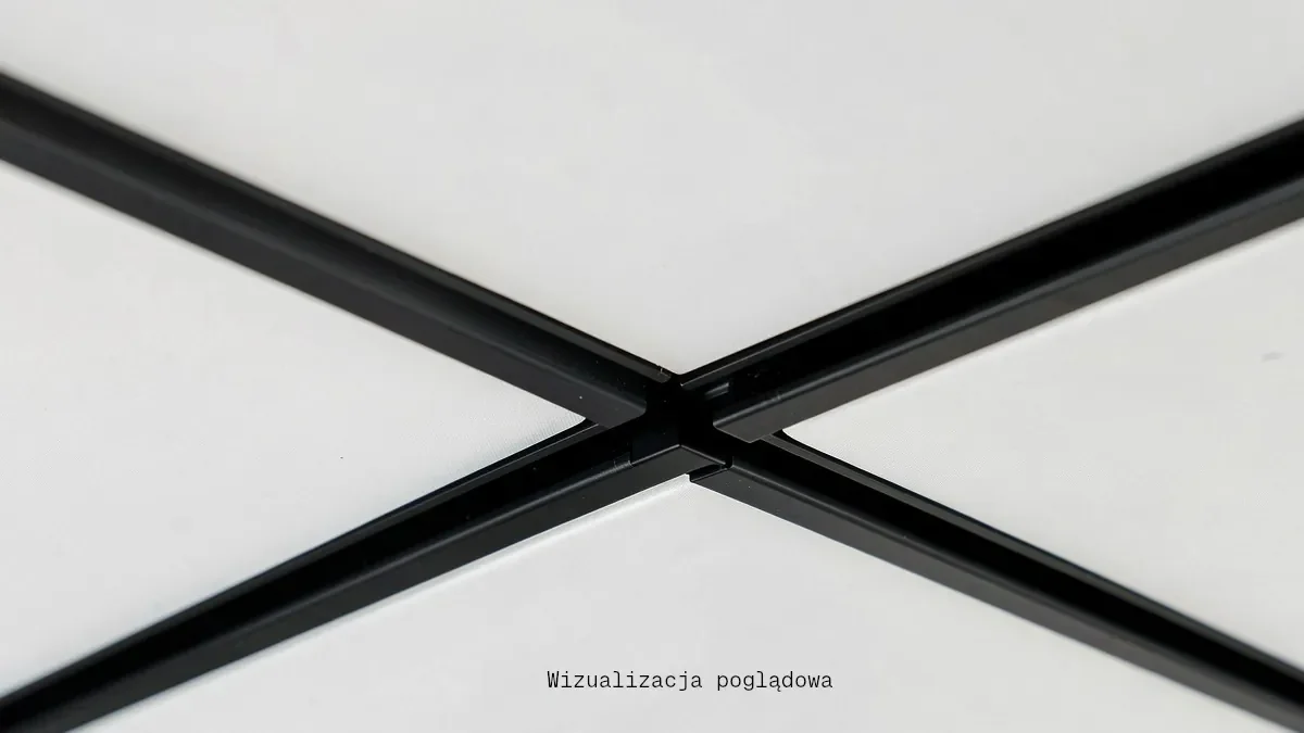 Zbliżenie pod kątem 45 stopni na czarny szynoprzewód magnetyczny wpuszczony w sufit napinany, widoczne ostre narożniki 90 stopni oraz idealnie gładki materiał PVC bez pofalowań przy krawędzi szyny.